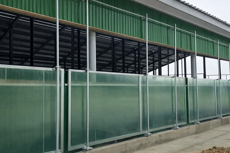 Подъёмные окна из поликарбоната в коровнике для поддержания здорового микроклимата